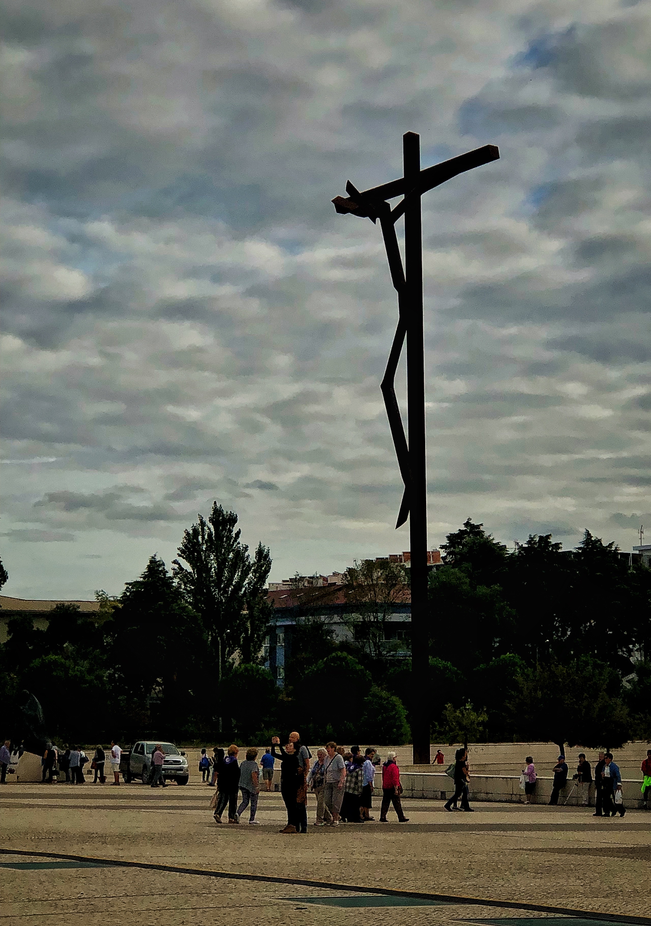 fatima cross cropped